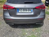 l'arrière d'une voiture argentée garée sur un parking