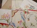 de nombreux types de serviettes brodées disposées sur une table