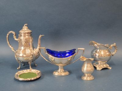 plusieurs objets en verre argenté et bleu sur fond bleu