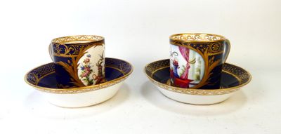 deux tasses et soucoupes posées côte à côte sur une table