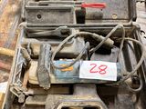 une boîte à outils posée sur une table dans un entrepôt