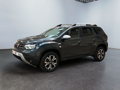 La Dacia grise est garée dans une grande pièce équipée d'un ventilateur de plafond