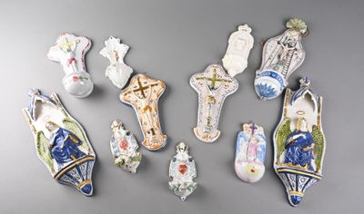 de nombreux types de chaussures et de vases accrochés au mur