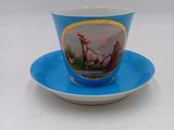 une image représentant une tasse et une soucoupe ornées d'une peinture