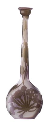 un vase en verre avec un motif floral