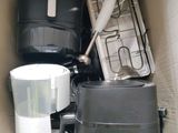 un carton rempli d'appareils électroménagers, avec ces appareils à l'intérieur