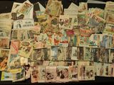 un lot de vieilles cartes postales posées sur une table