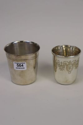 deux coupes en argent ornées de motifs, posées l'une à côté de l'autre