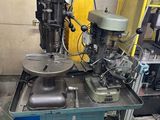 une machine posée sur une table dans une pièce