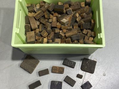 un bac vert rempli de blocs en bois posé sur une table