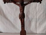 un vieux crucifix en bois surmonté d'une croix