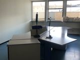 un bureau et une chaise dans une pièce vide