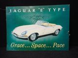 une photo d'un panneau publicitaire pour une Jaguar E-Type