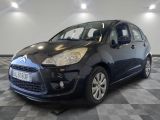 la petite voiture noire est garée sur un sol en damier