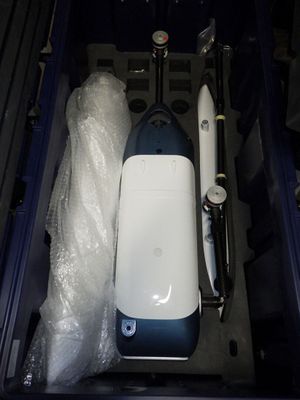 une boîte bleue et blanche contenant un aspirateur