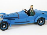 une petite voiture bleue dans laquelle se trouvent un homme et une femme
