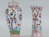 paire de vases chinois décorés de motifs d'arbres et de fleurs