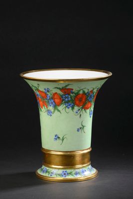 une image représentant un vase vert orné d'oranges et de fleurs bleues
