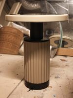 Guéridon ovale en bois, résine beige, métal et verre fumé, l… (photo 2)