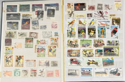une photo d'un livre dont les pages sont ornées de timbres