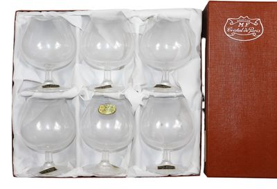 six verres à vin vides dans une boîte rouge