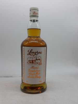 gros plan d'une bouteille de whisky sur une surface blanche