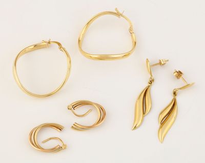 trois paires de boucles d'oreilles créoles en or et une paire de boucles d'oreilles créoles