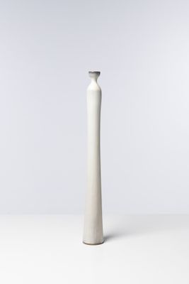 un vase blanc posé sur une table