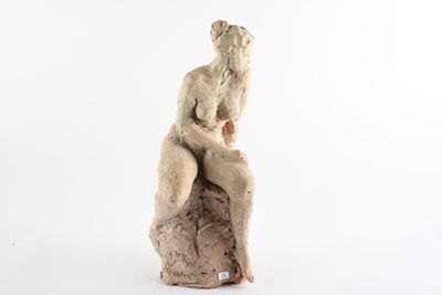 statue d'une femme assise sur un rocher, sur fond blanc