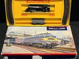 une boîte jaune sur laquelle est représenté un train, posée sur une table noire