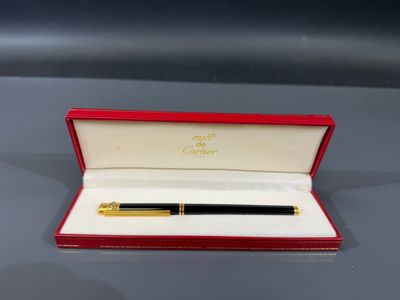 un stylo dans un étui rouge posé sur une table