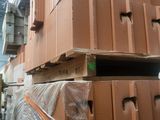 une grande pile de cartons dans un entrepôt rempli de cartons