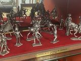 de nombreuses figurines exposées dans une vitrine