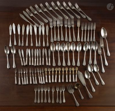 beaucoup de cuillères en argent et de cuillères sur une table