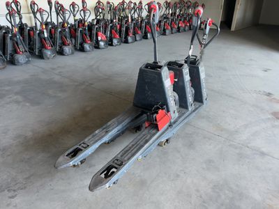 une photo d'un chariot élévateur dans un entrepôt