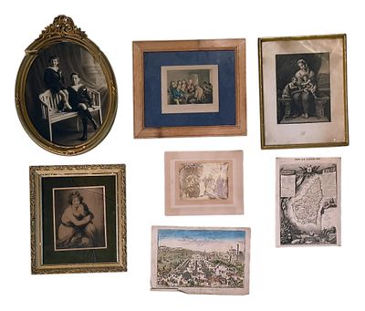 de nombreuses photos encadrées sur le mur de cette pièce