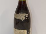 une bouteille de vin posée sur une table