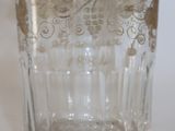 un verre transparent orné d'un motif doré
