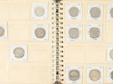 un livre ouvert dans lequel se trouvent plusieurs pièces de monnaie