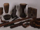 de nombreux objets africains posés sur la table