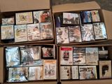 un grand nombre de dvd dans une boîte posée sur le sol