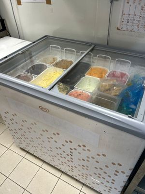 une machine à glaces réfrigérée dans une cuisine