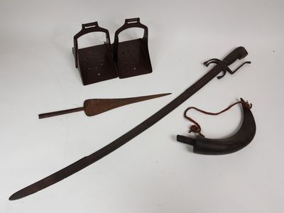 un gros plan sur une paire de ciseaux et un couteau posés sur une table