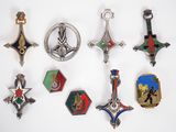 plusieurs types de badges sont présentés sur une surface blanche