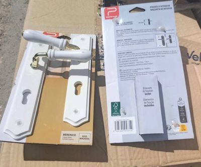 une boîte sur laquelle se trouve une sorte de poignée de porte