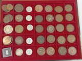 une boîte rouge contenant beaucoup de pièces de monnaie