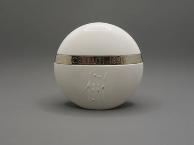 une image représentant une balle blanche sur laquelle figure un logo