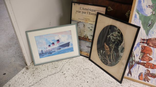 Lot de 3 tableaux décoratifs. Joint Tableau géographie CE N°13 Da...