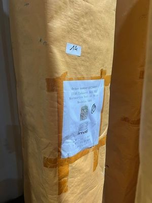 un rouleau de papier fixé au mur avec du ruban adhésif, sur lequel est collé un autocollant