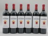 six bouteilles de vin rouge sont alignées